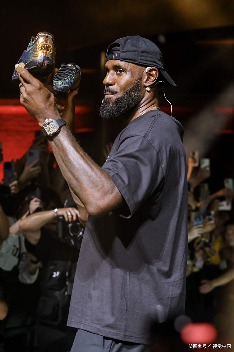 关于詹姆斯回归赛场，问鼎冠军首场状态亮眼，快船观众沸腾！的信息